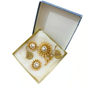 NWT Vintage Genuine Swarovski Crystal Jewelry Set